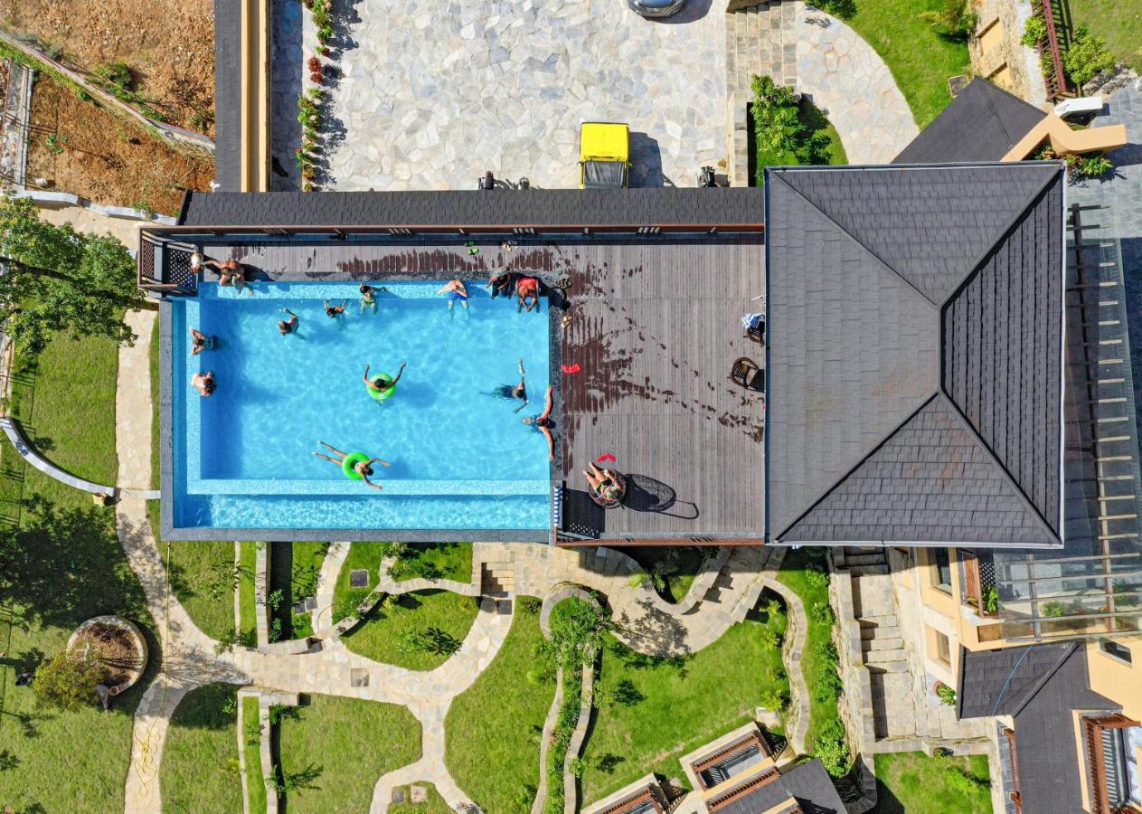 Bar Peepal Resort 博卡拉 外观 照片 Aerial view of the pool
