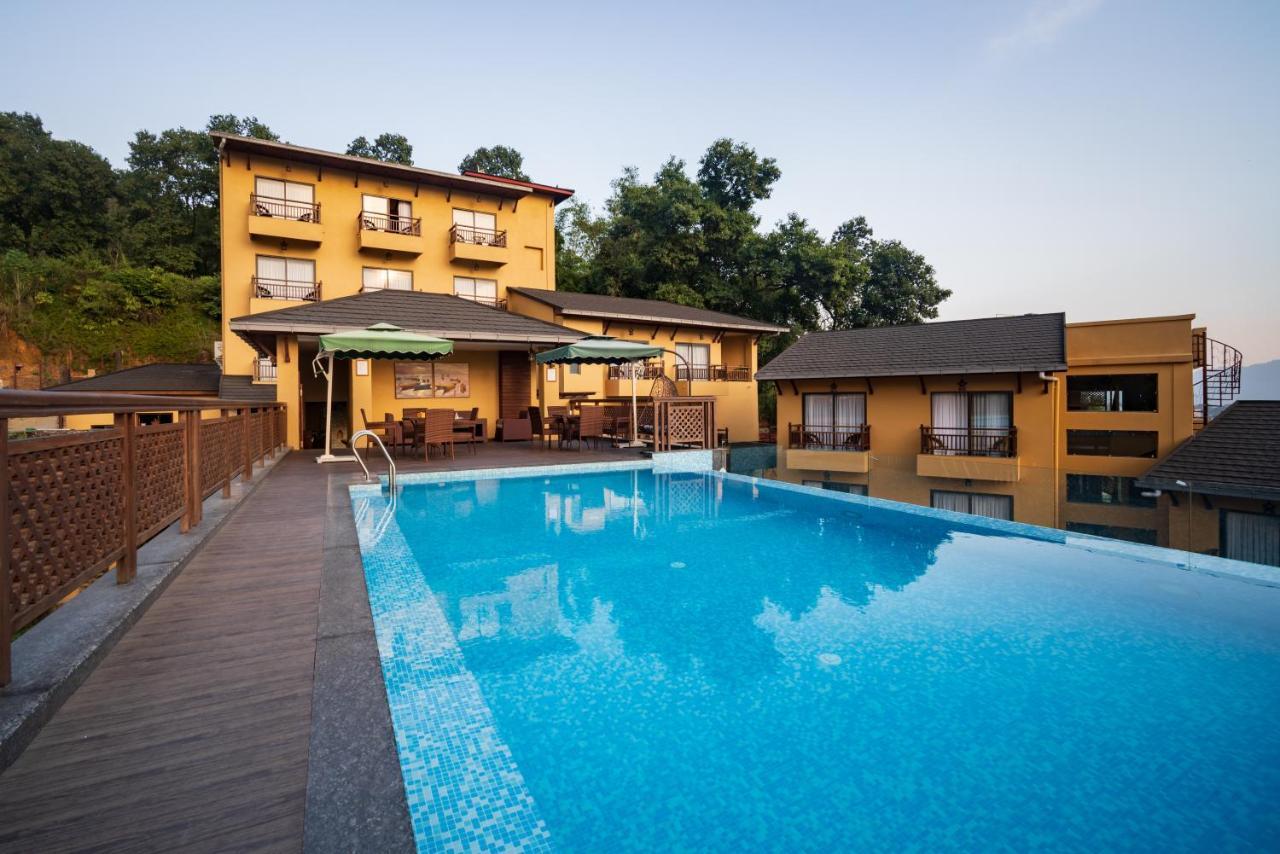 Bar Peepal Resort 博卡拉 外观 照片 The swimming pool at the resort