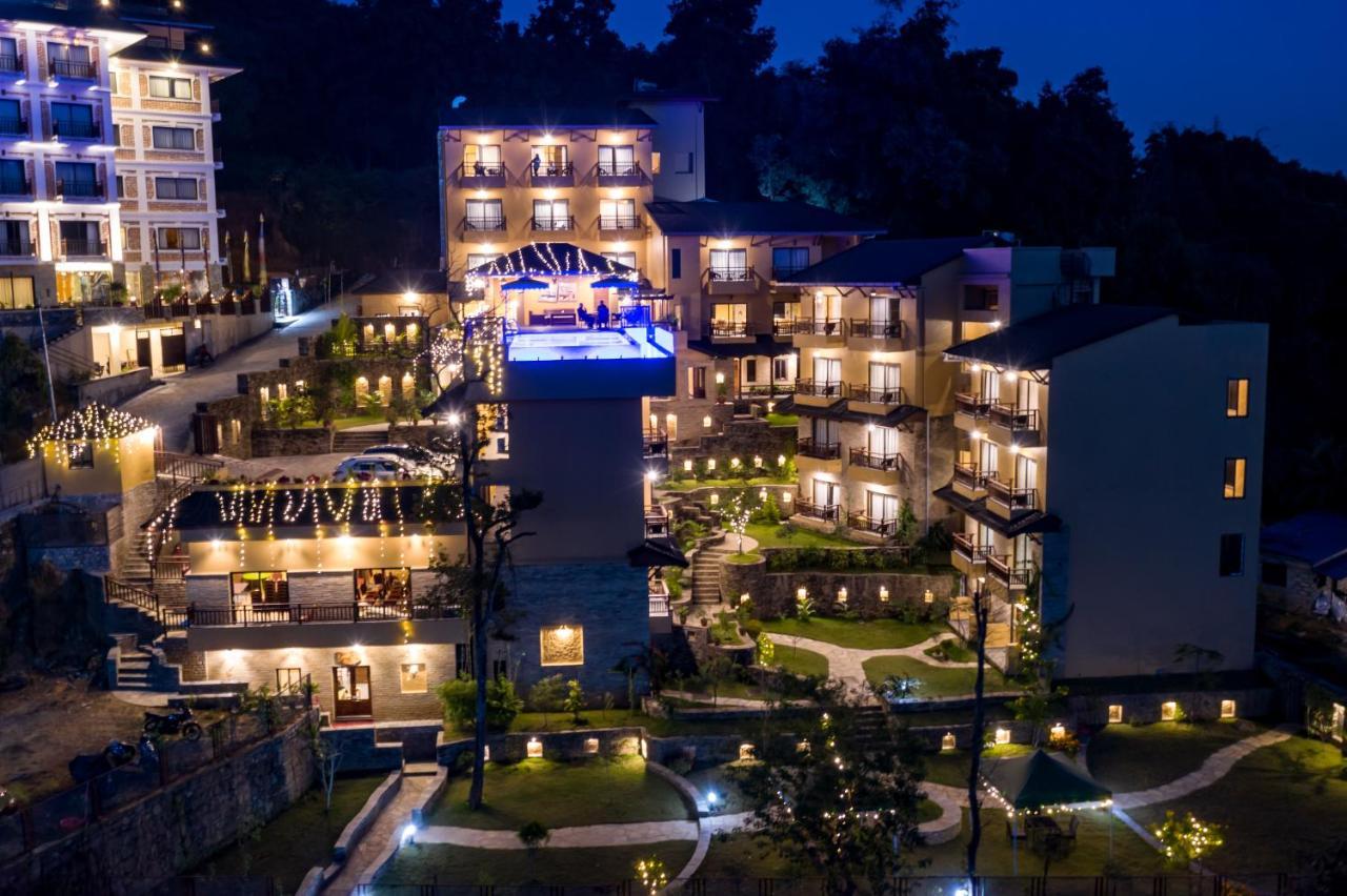 Bar Peepal Resort 博卡拉 外观 照片 The resort at night