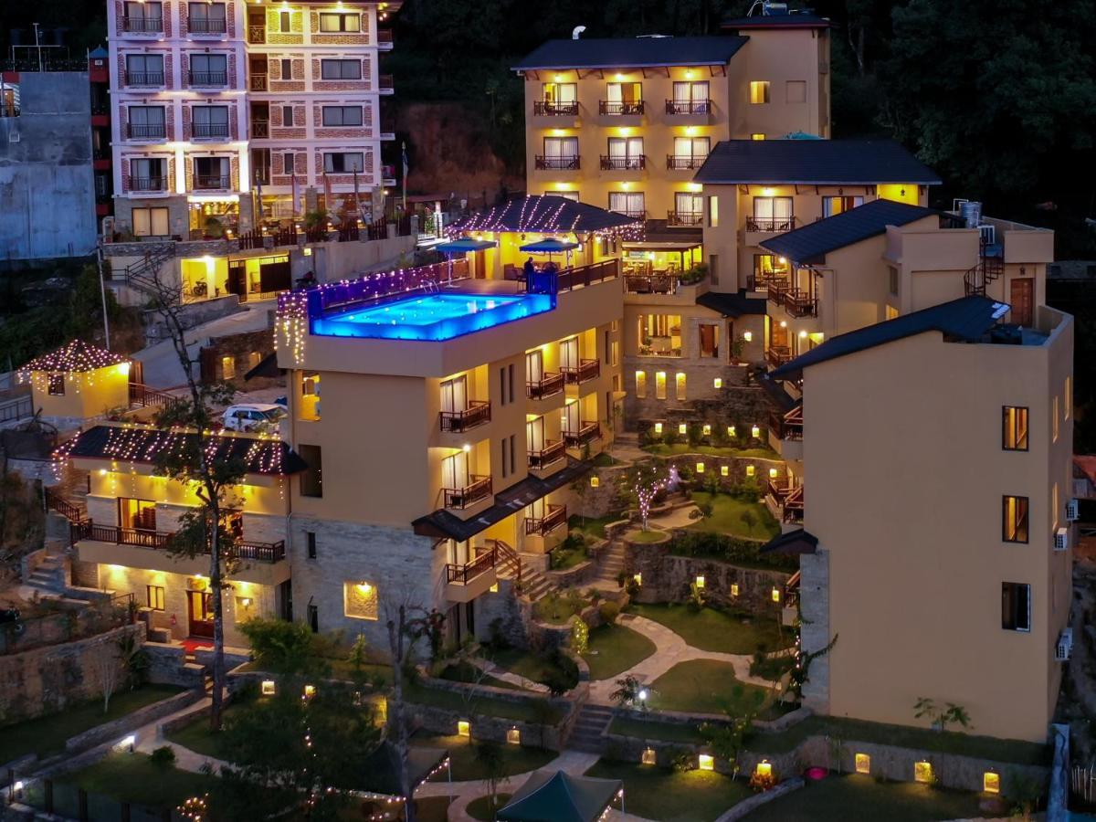 Bar Peepal Resort 博卡拉 外观 照片 The hotel at night