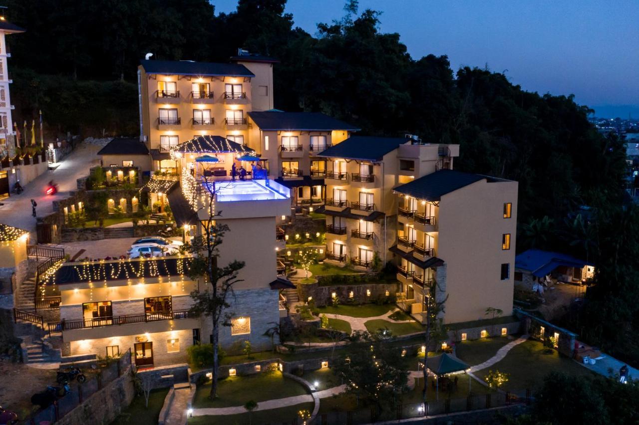 Bar Peepal Resort 博卡拉 外观 照片 The resort at night