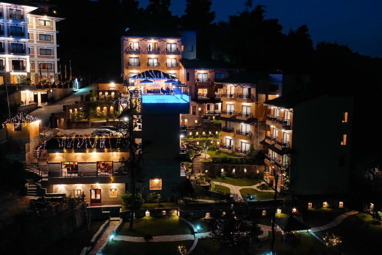 Bar Peepal Resort 博卡拉 外观 照片 The resort at night