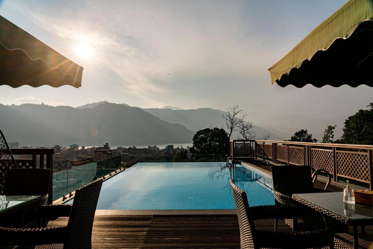 Bar Peepal Resort 博卡拉 外观 照片 The swimming pool at the hotel