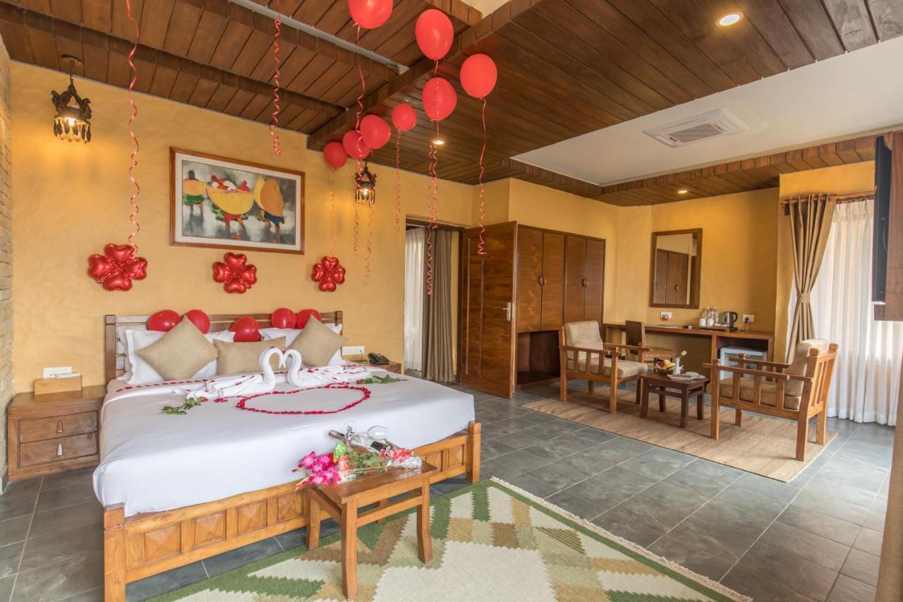 Bar Peepal Resort 博卡拉 外观 照片 A room at the resort