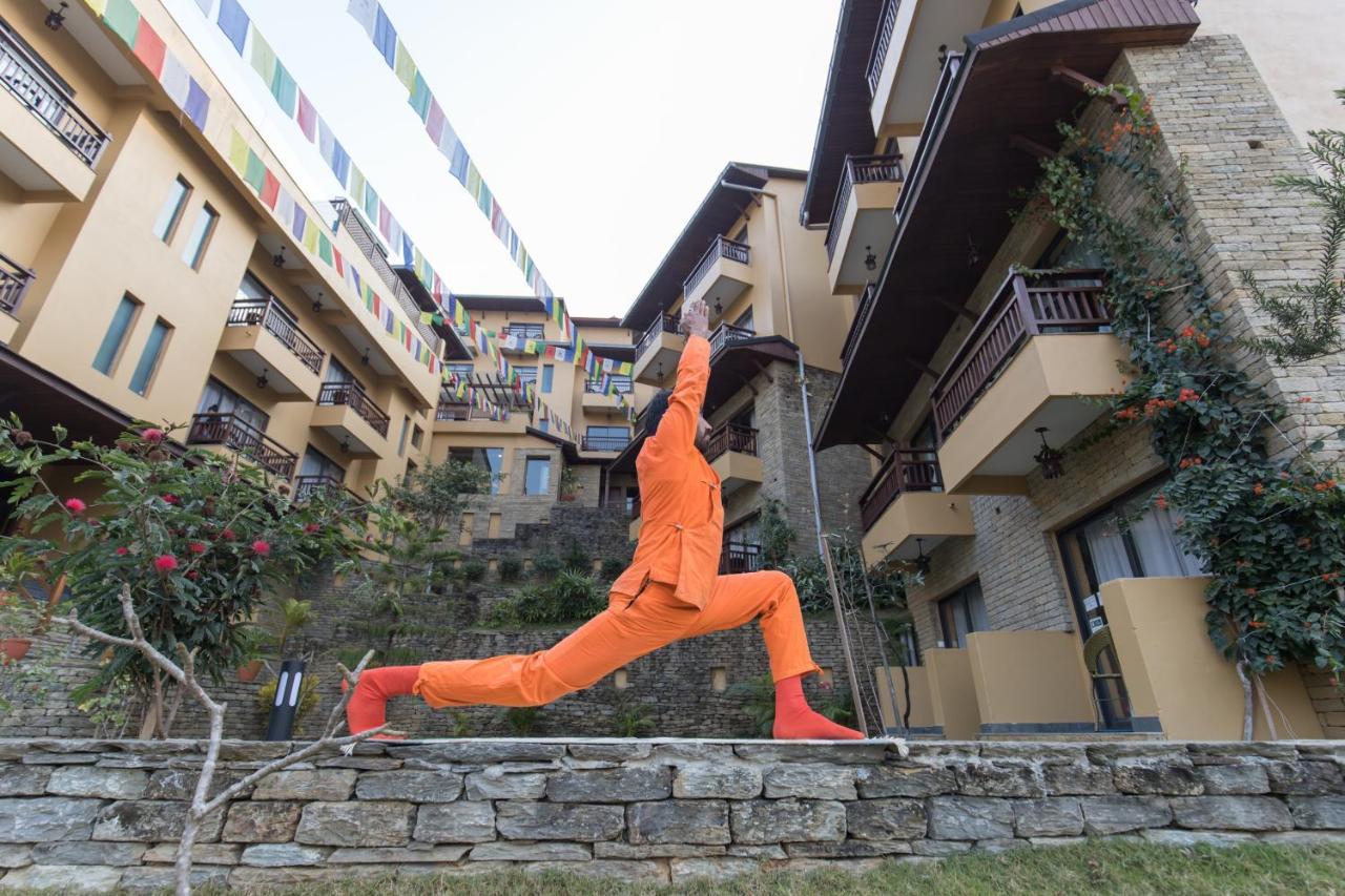 Bar Peepal Resort 博卡拉 外观 照片 A student of the Drepung Loseling Nunnery, practicing yoga.