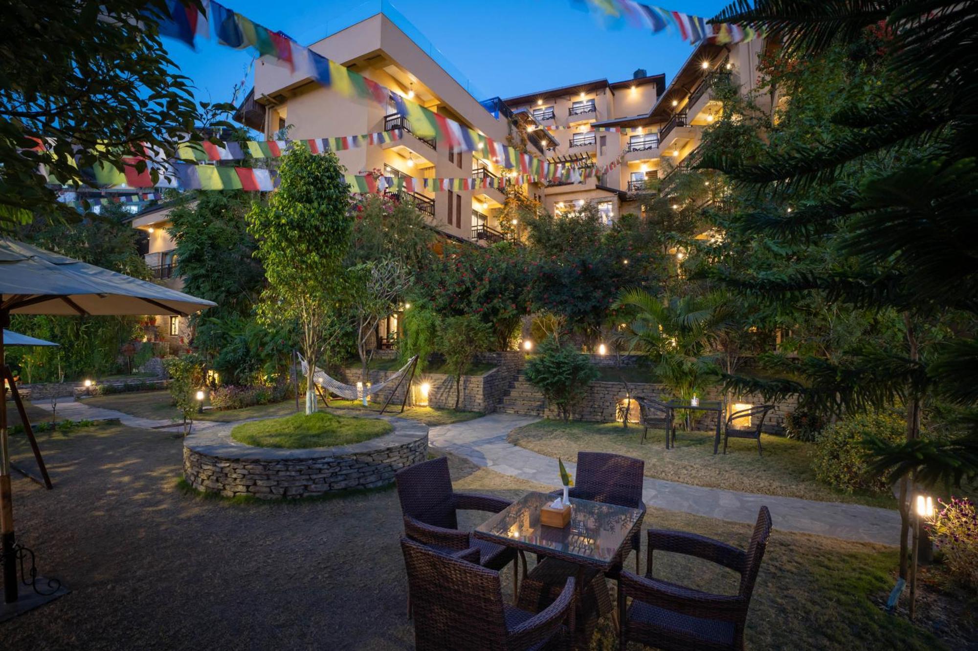 Bar Peepal Resort 博卡拉 外观 照片 The hotel's courtyard