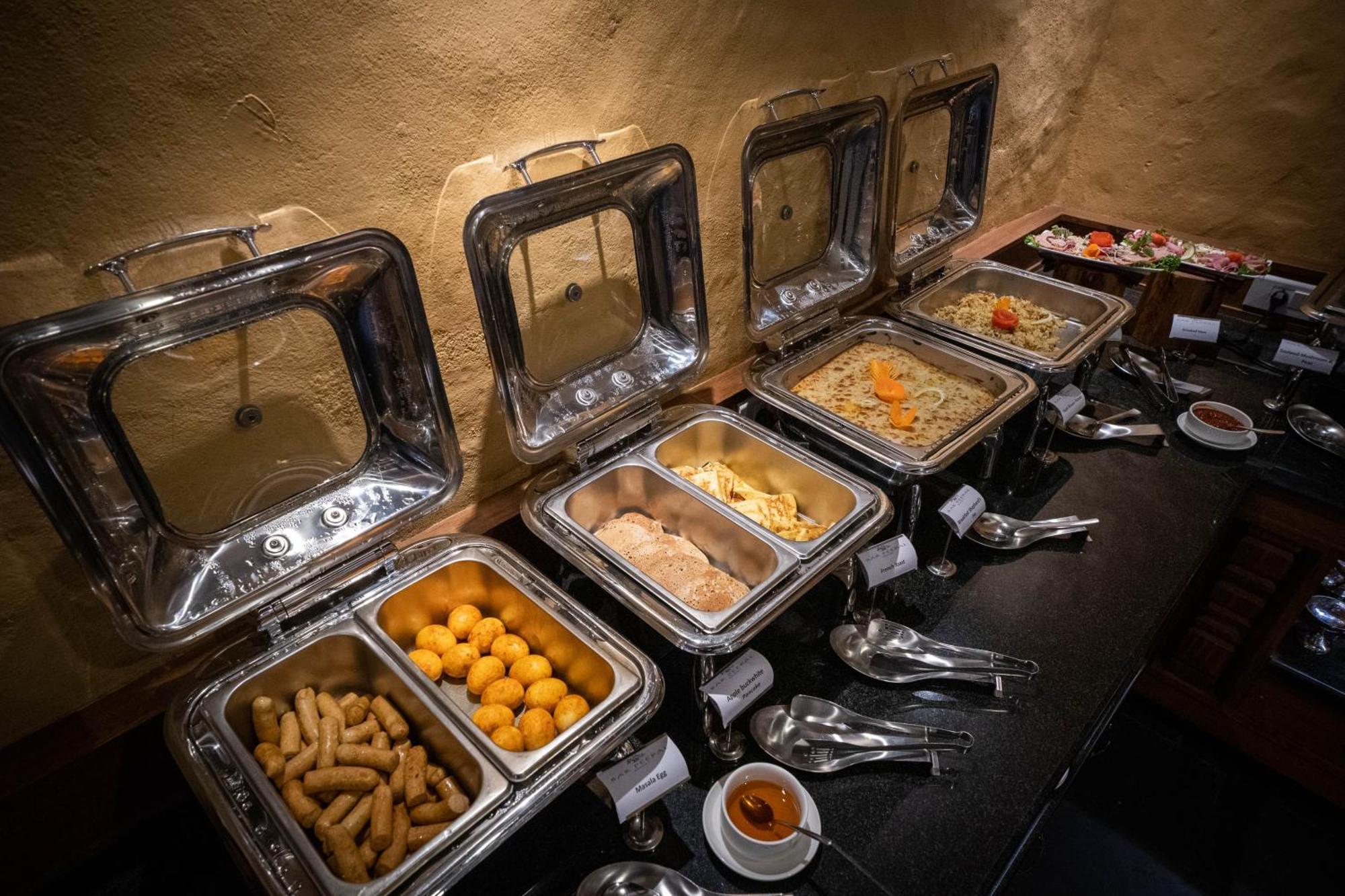Bar Peepal Resort 博卡拉 外观 照片 A selection of chafing dishes
