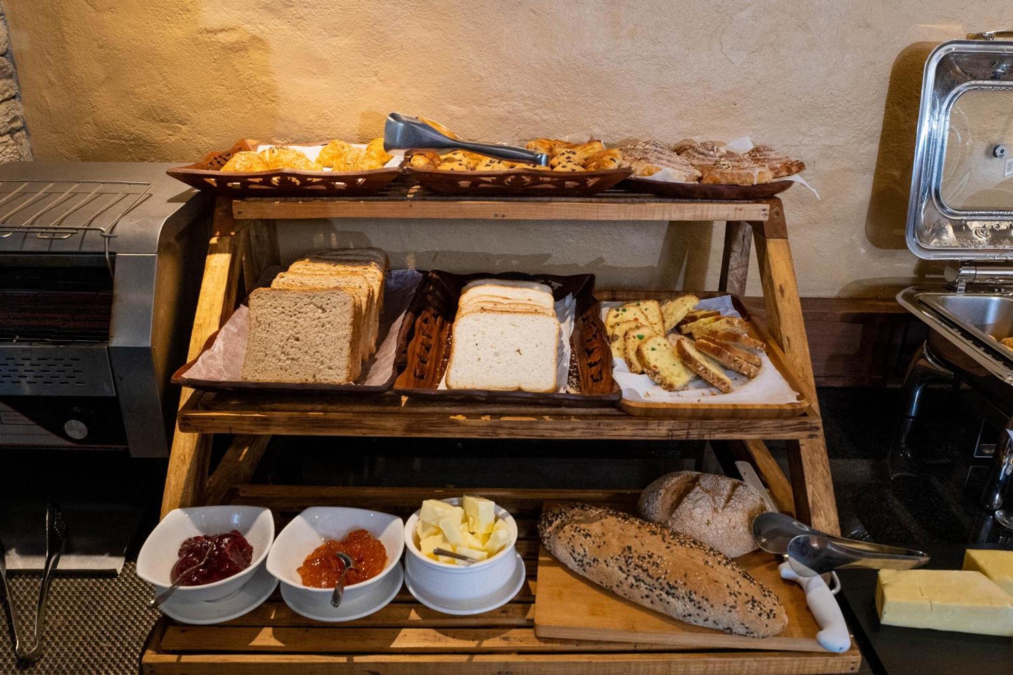 Bar Peepal Resort 博卡拉 外观 照片 A selection of cheeses at a buffet
