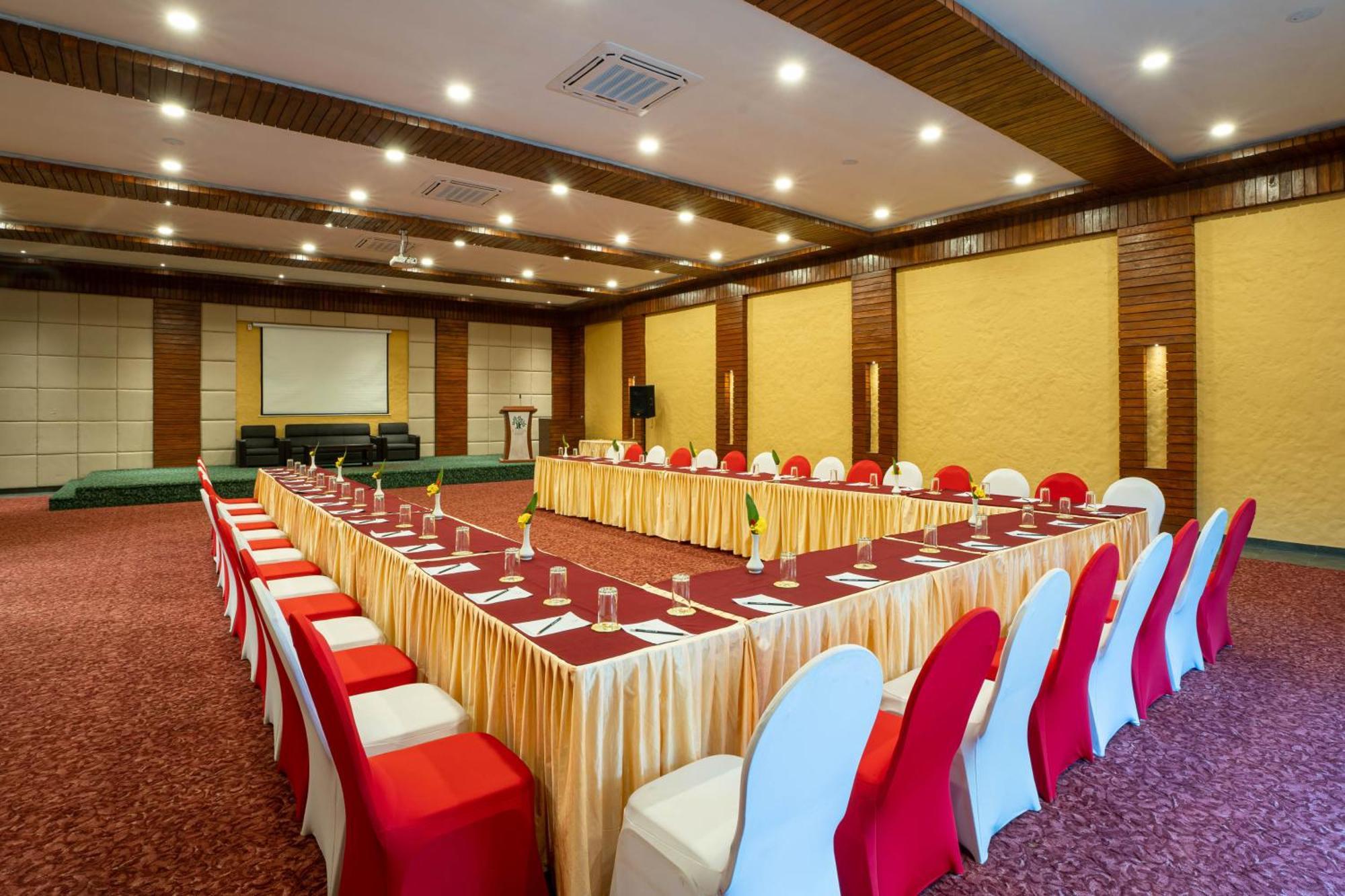 Bar Peepal Resort 博卡拉 外观 照片 Meeting room