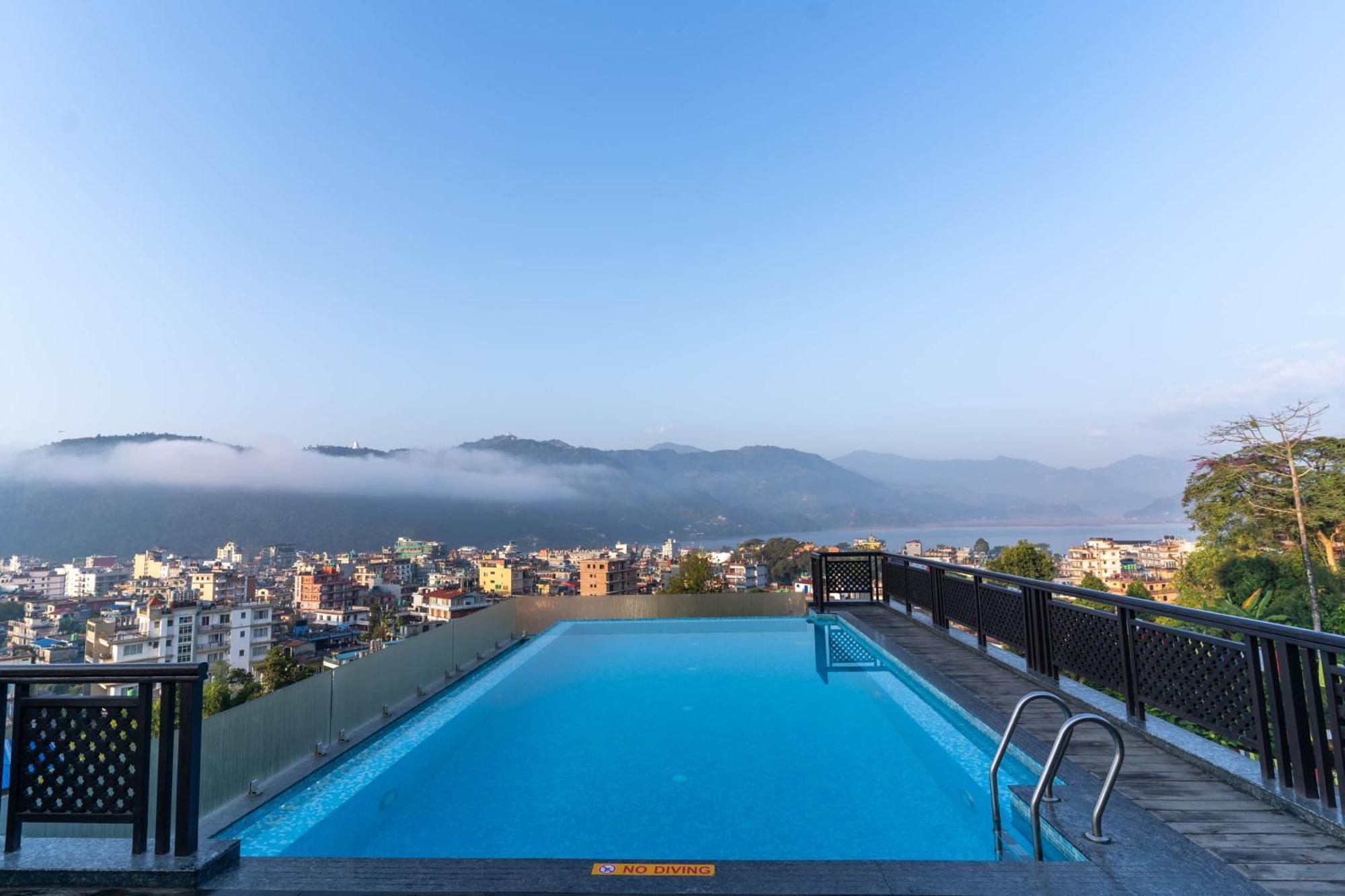 Bar Peepal Resort 博卡拉 外观 照片 View of the city from the hotel