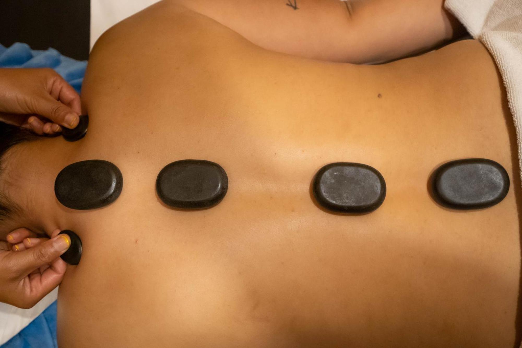 Bar Peepal Resort 博卡拉 外观 照片 Hot stone massage