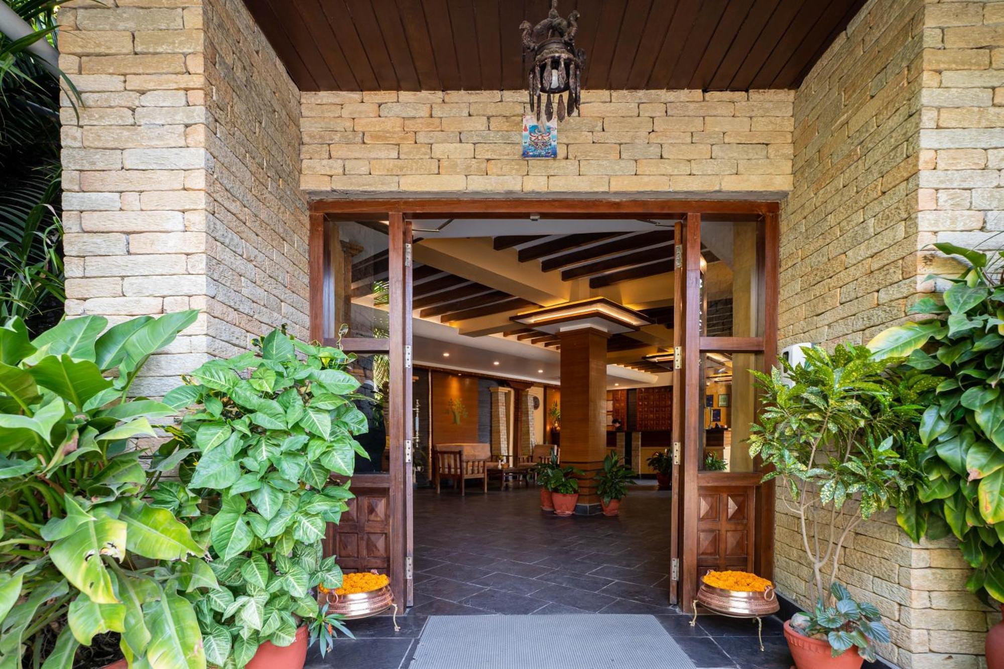 Bar Peepal Resort 博卡拉 外观 照片 Entrance to the hotel