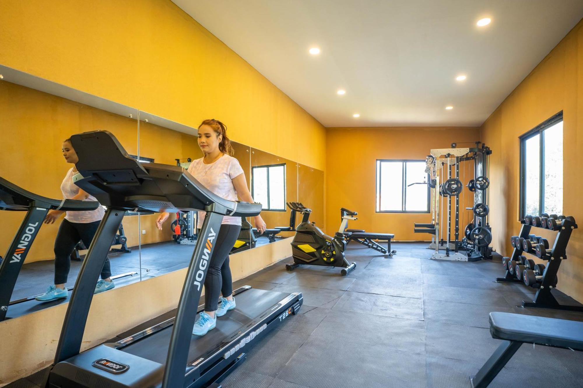 Bar Peepal Resort 博卡拉 外观 照片 The gym at the University of Rwanda