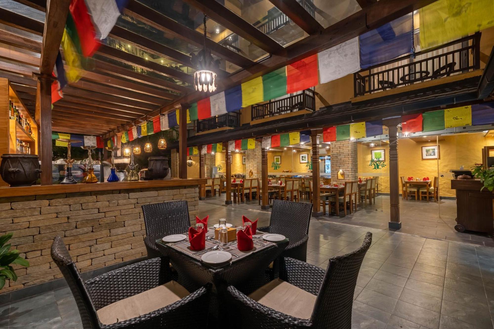 Bar Peepal Resort 博卡拉 外观 照片 The interior of the restaurant