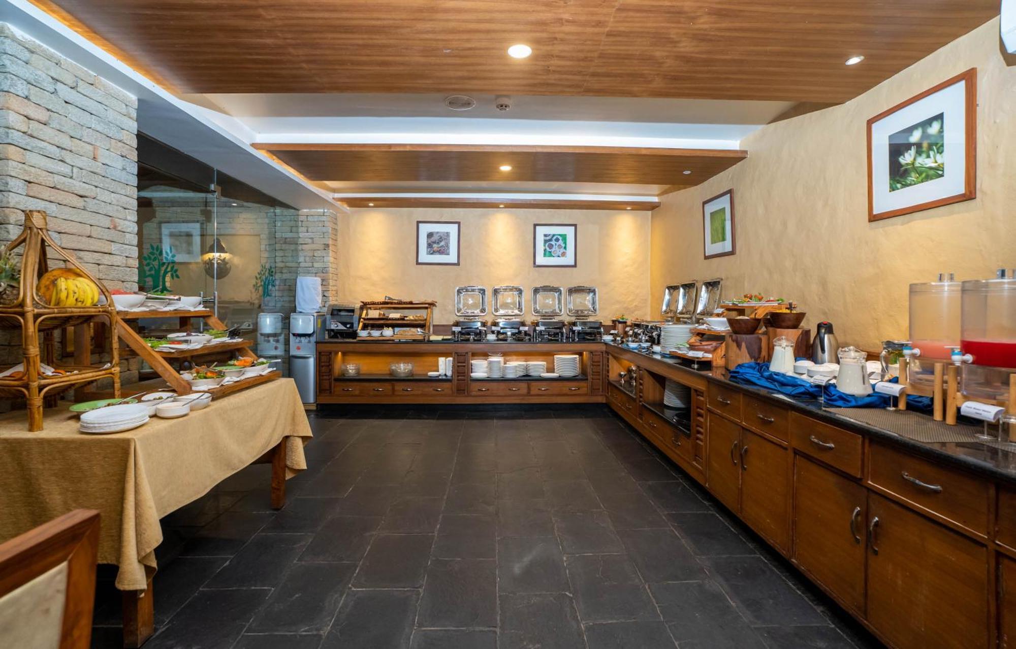 Bar Peepal Resort 博卡拉 外观 照片 The buffet at the restaurant