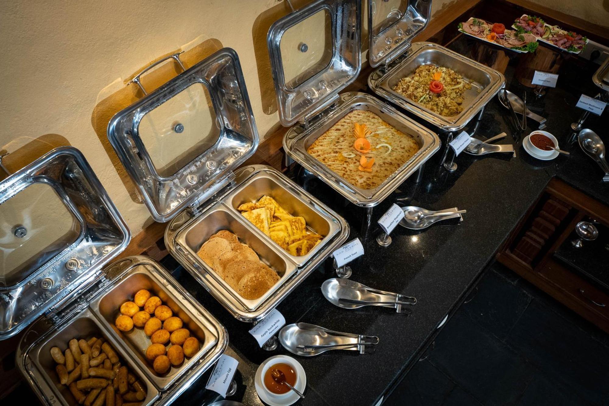 Bar Peepal Resort 博卡拉 外观 照片 A selection of chafing dishes
