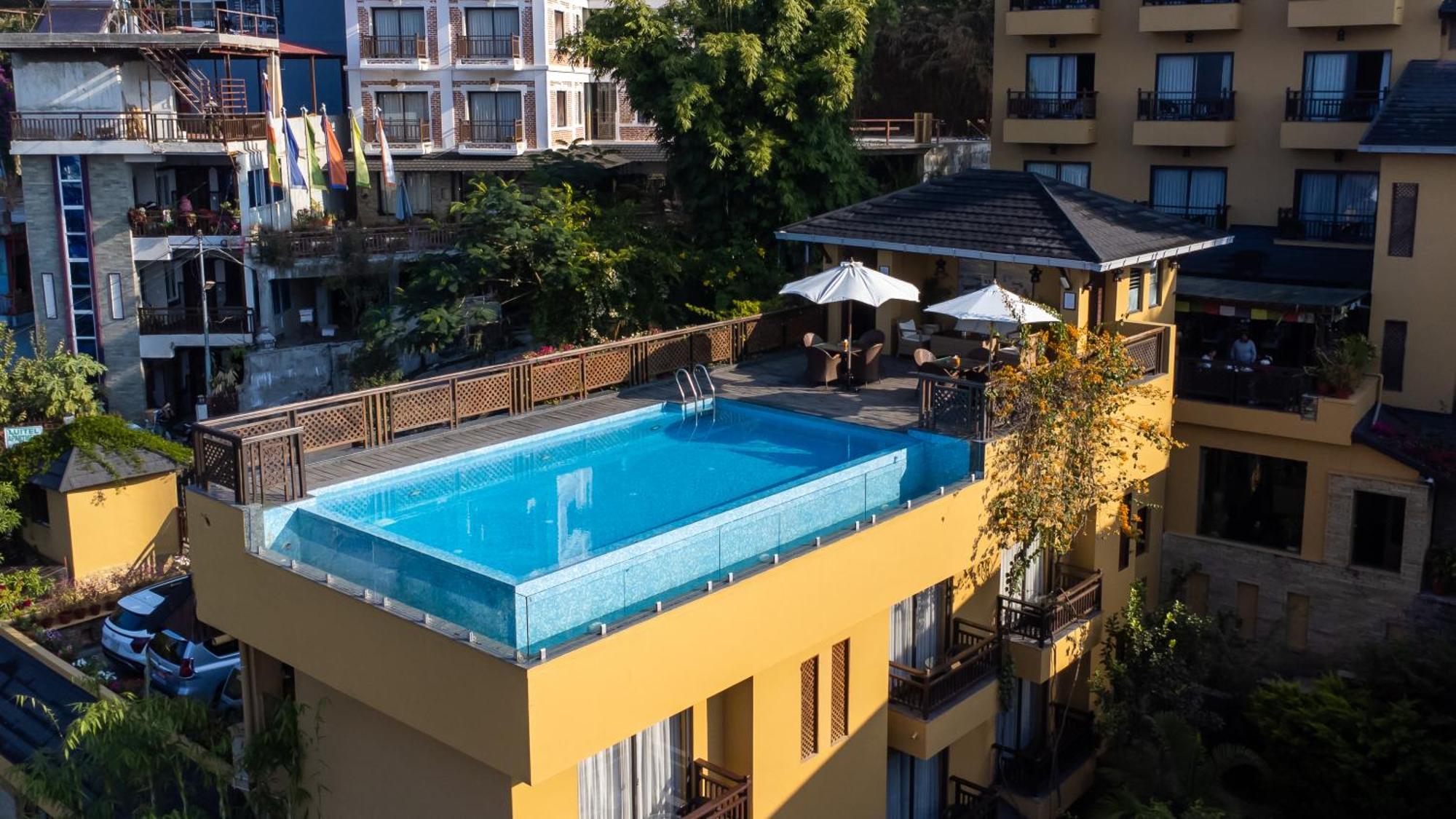 Bar Peepal Resort 博卡拉 外观 照片 Rooftop pool at the Hotel