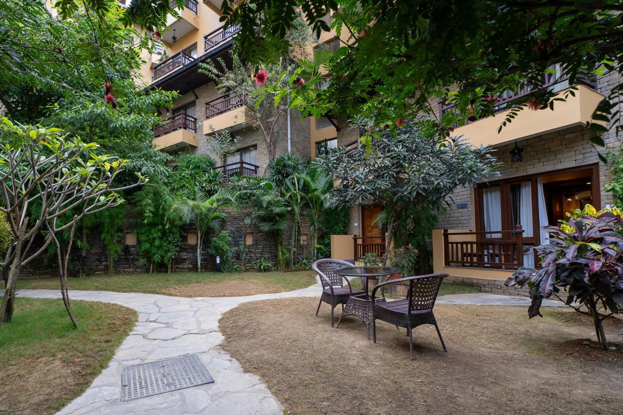 Bar Peepal Resort 博卡拉 外观 照片 The hotel's garden